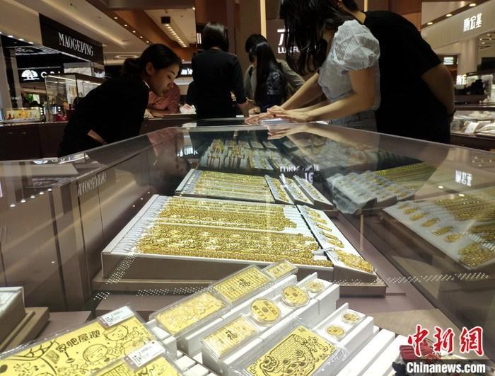 资料图：民众在福州一商场购买黄金饰品。 <a target='_blank' href='/'><p  align=