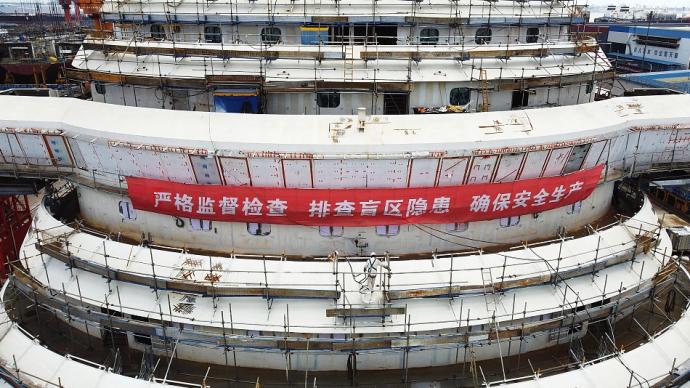 2022年8月3日，上海，在中国船舶集团旗下上海外高桥造船有限公司，航拍工作人员在中国首制大型邮轮H1508船外部进行施工。 中新社记者 殷立勤 摄