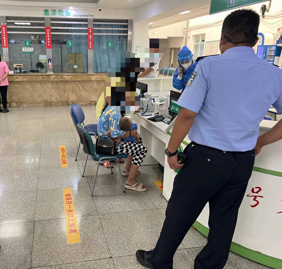 The two -year -old child accidentally injured the head of the head of Chengdu traffic police urgently to escort for medical treatment