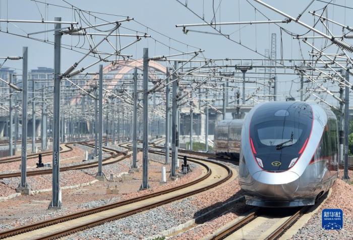 济郑高铁郑州首发G9206次列车驶出郑州东站(2022年6月20日摄)。新华社记者 李嘉南 摄