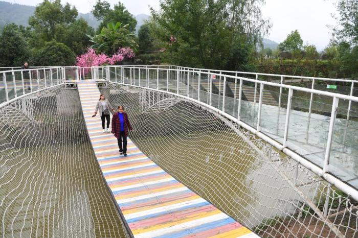 10月31日，在重庆市开州区，游客在王智勇领头创办的田园农旅综合体景区游玩。新华社记者王全超 摄