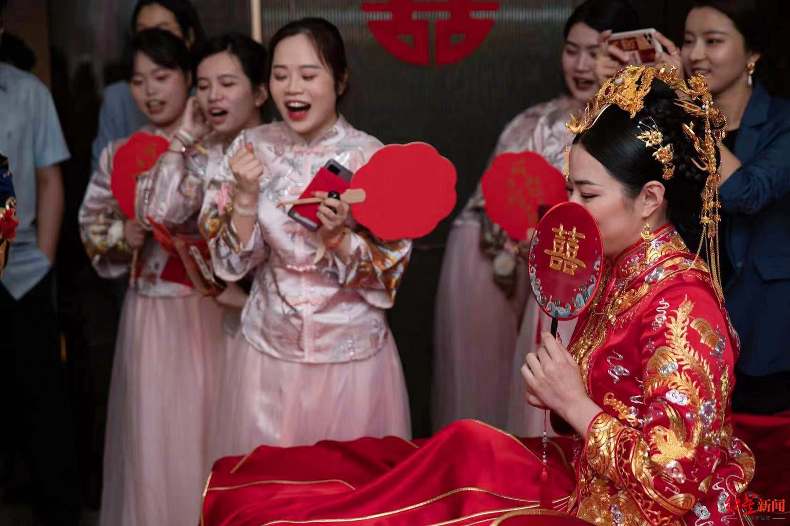 1667976360332945.jpg 2022年6月26日,浙江宁波,职业伴娘谢宇科在一场婚礼上担任伴娘。.jpg