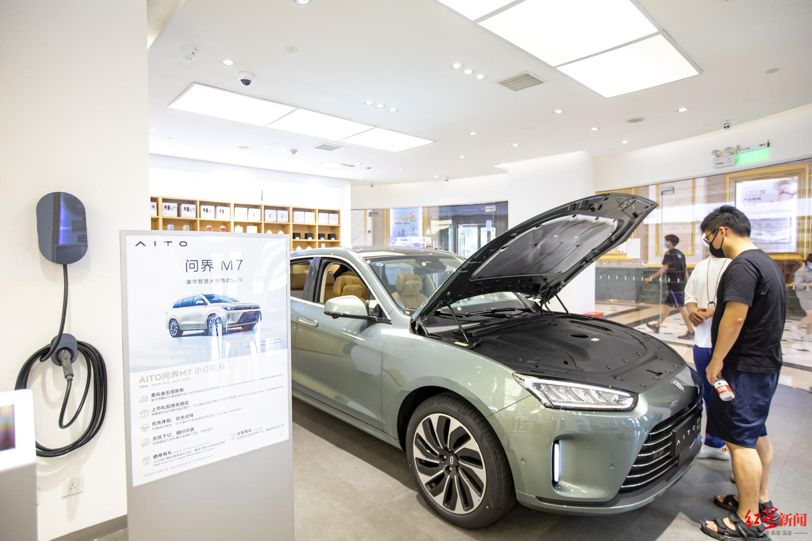 2022年7月16日，上海，市民咨询华为汽车新款SUV汽车问界M7。.jpg