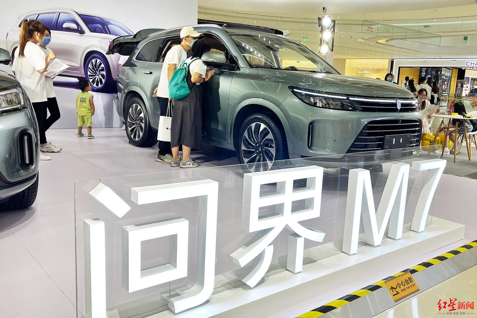 2022年7月9日，北京，合生汇购物中心，华为新能源电动SUV汽车推广展台，华为与小康股份旗下赛力斯联手推出的AITO问界M7。.jpg