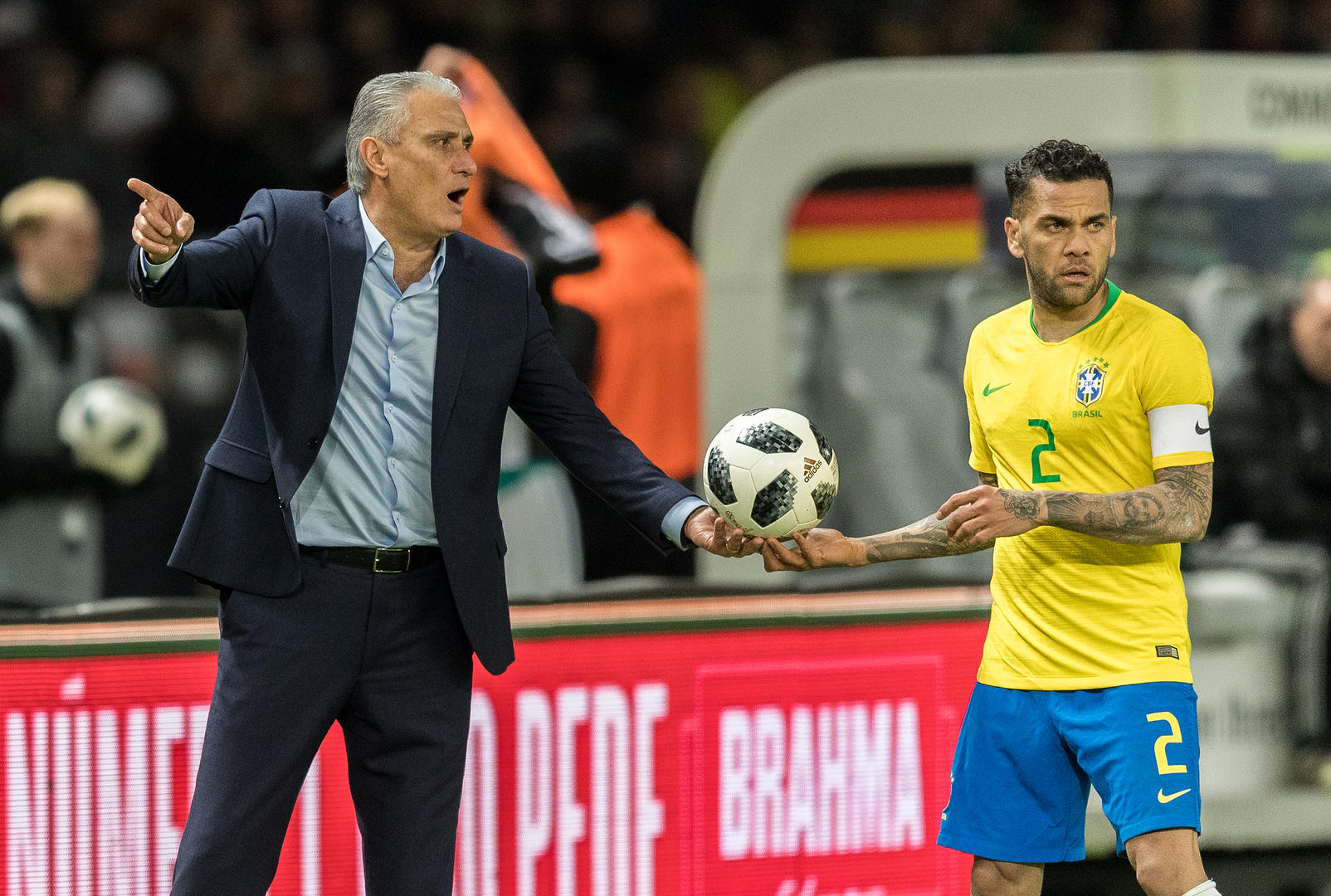 巴西队主帅蒂特对阿尔维斯非常信任 图据视觉中国手握44个冠军头衔