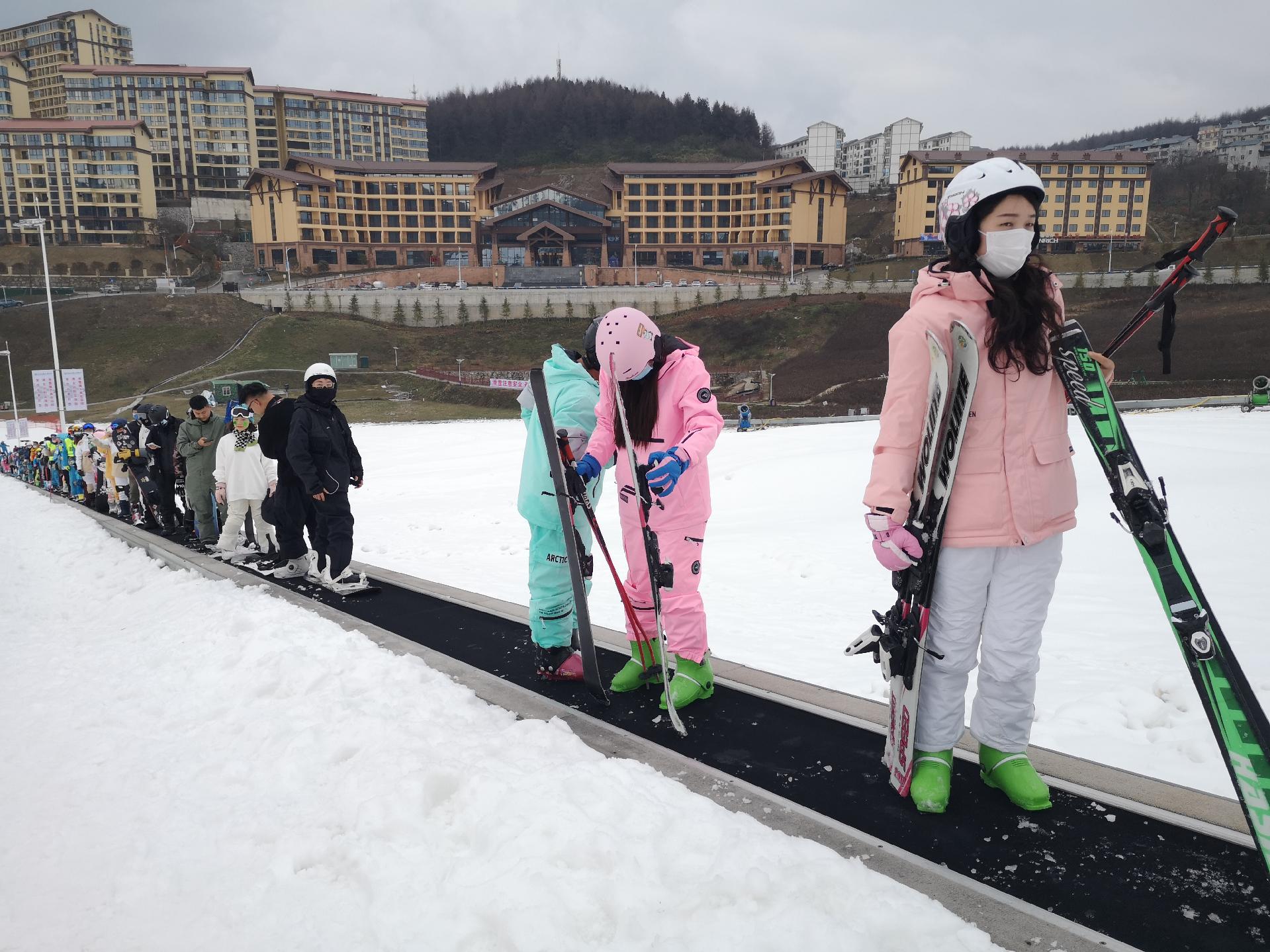 巴東綠蔥坡滑雪場今冬首滑千名雪友體驗冰雪運動