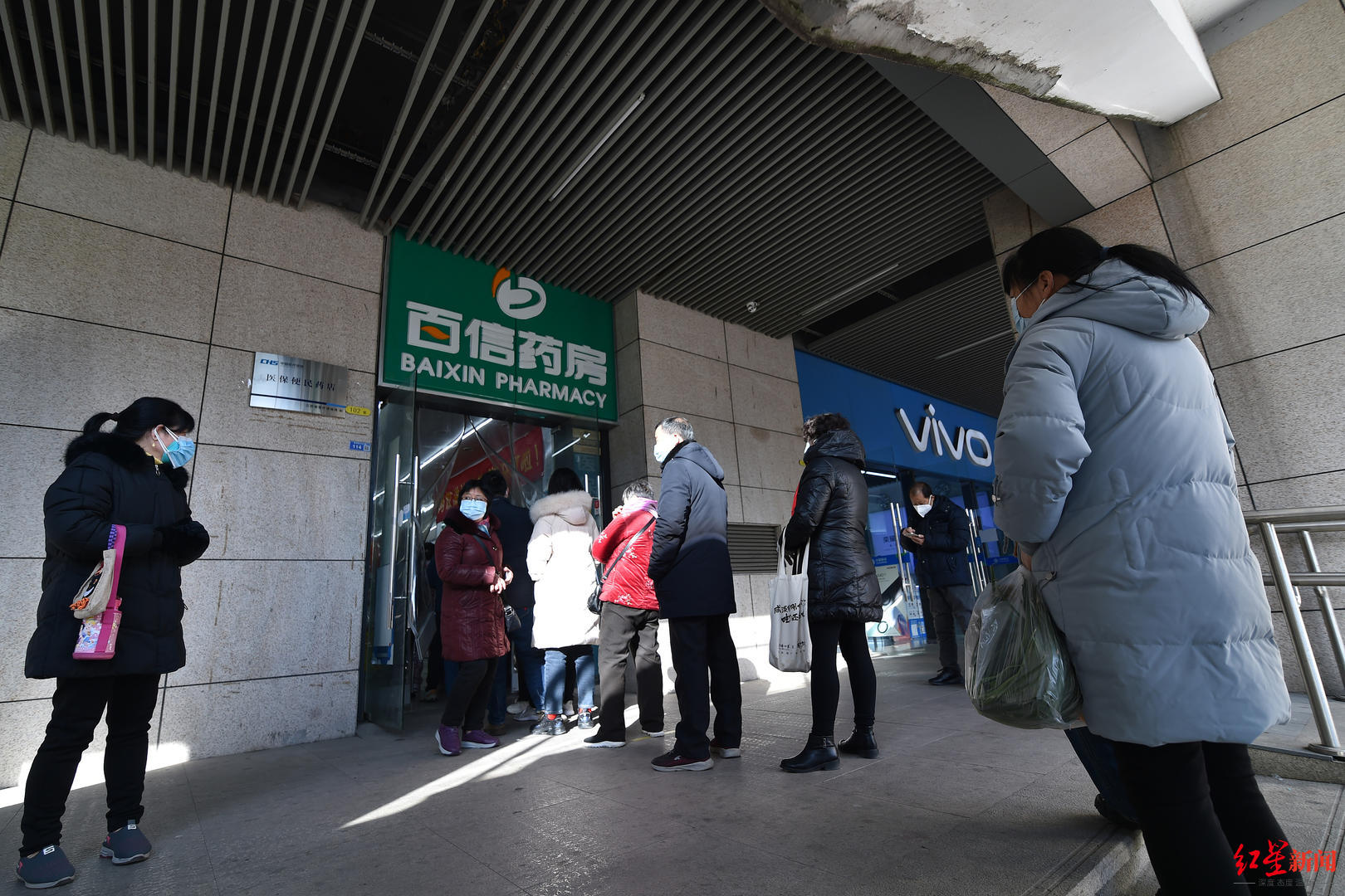 2022年12月15日，江苏南京市民在一家药店排队购买新型冠状病毒抗原检测试剂盒。.jpg