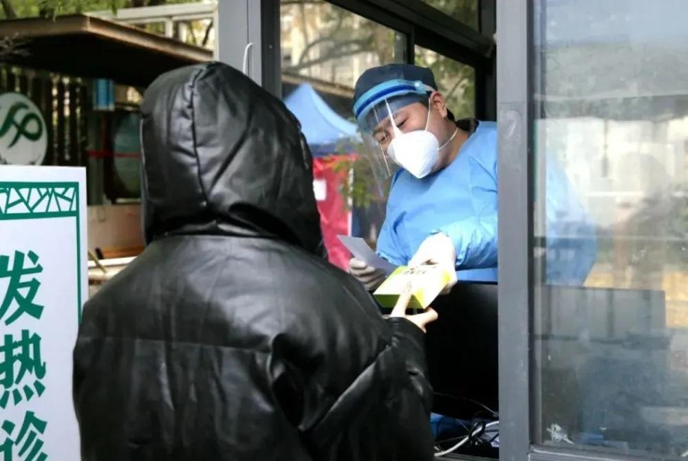1671336967344842.jpg 核酸采样亭变身发热诊疗站1.jpg