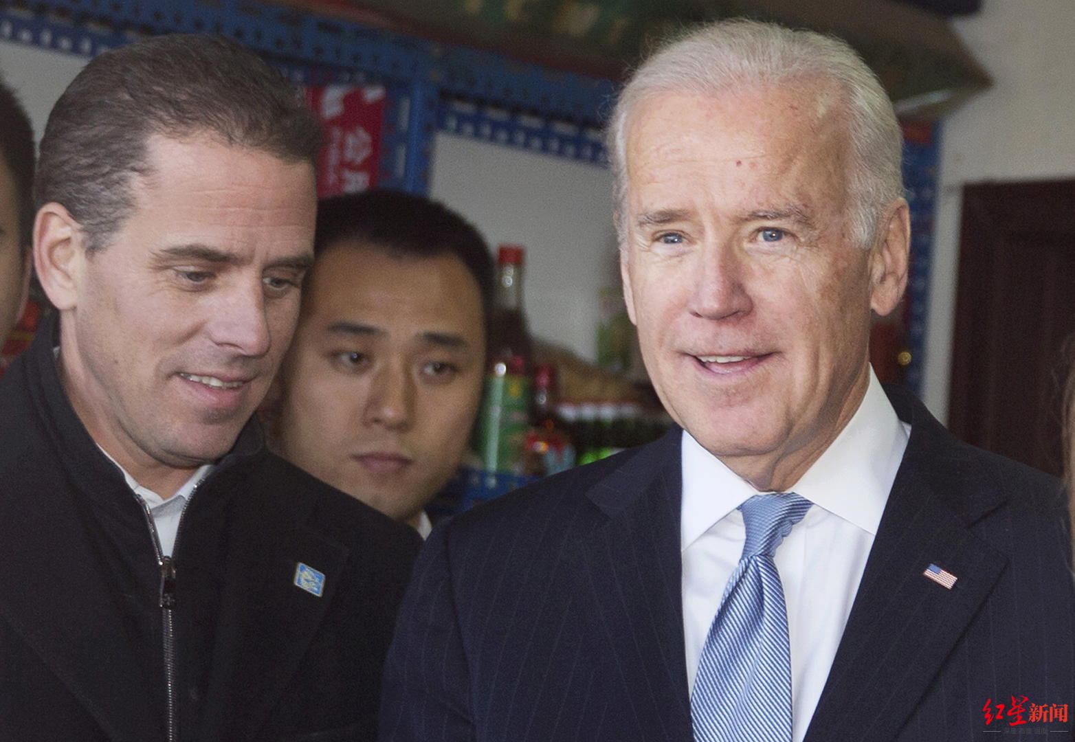 1672048863748874.jpg 资料图:拜登和儿子亨特-拜登。.jpg