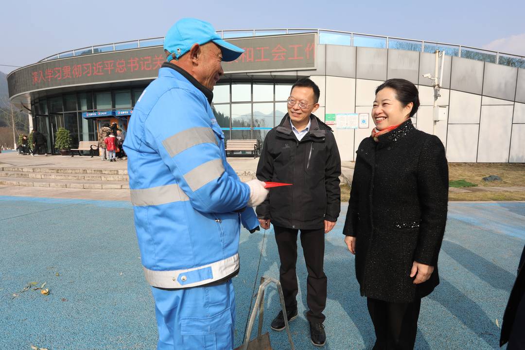 感谢你们的辛勤付出四川达州市委常委王蔚荩带队慰问户外作业职工