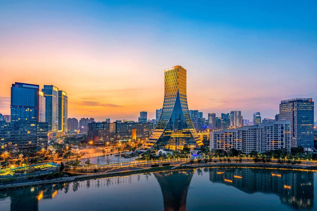 专家专访跨越两万亿台阶成都迎来哪些新机遇和新挑战