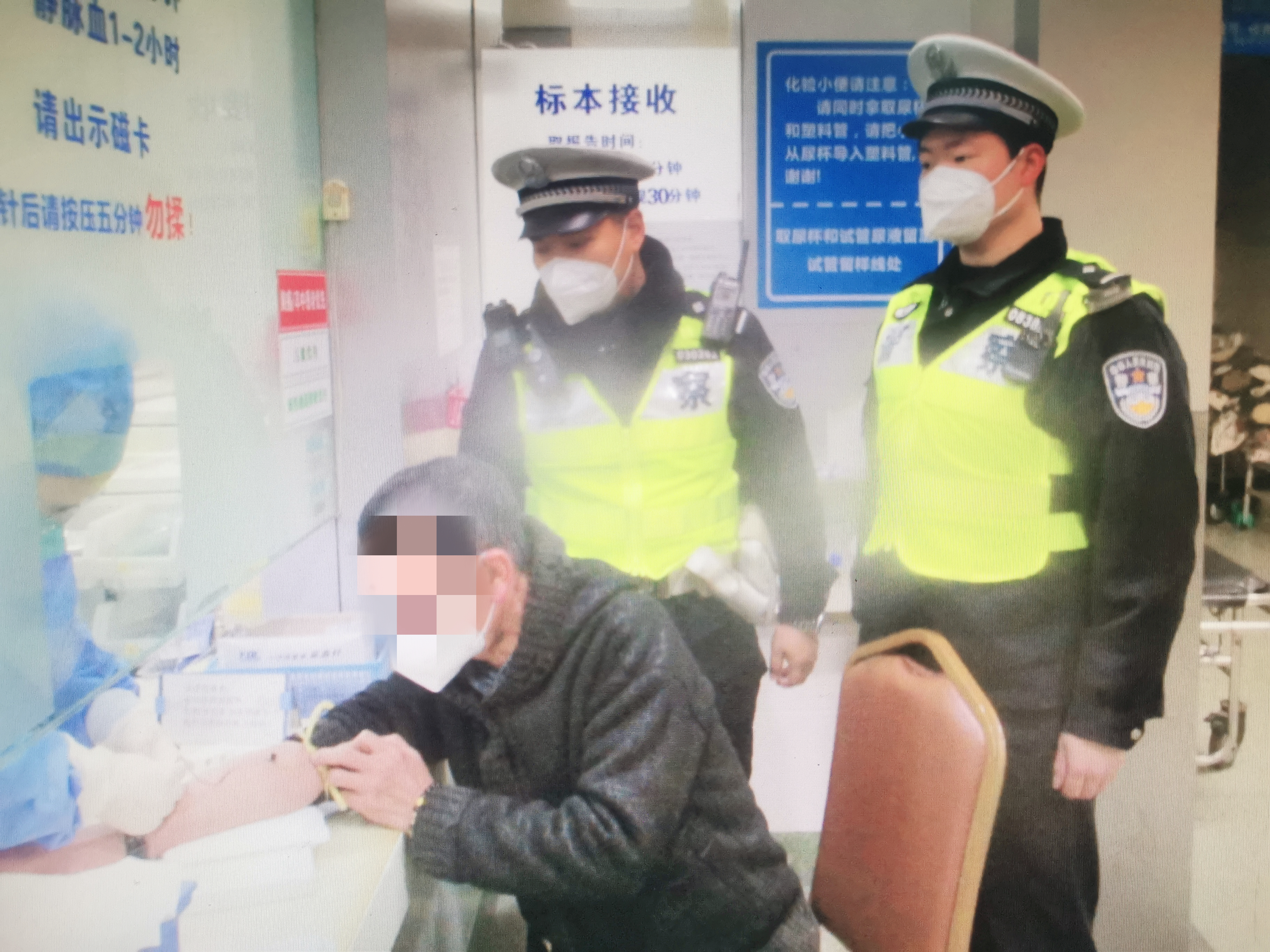 ⑤2019年6月，武警上海市总队执勤第四支队十中队指导员杨泽楠为色德村武警八一爱民小学的孩子们上课.JPG