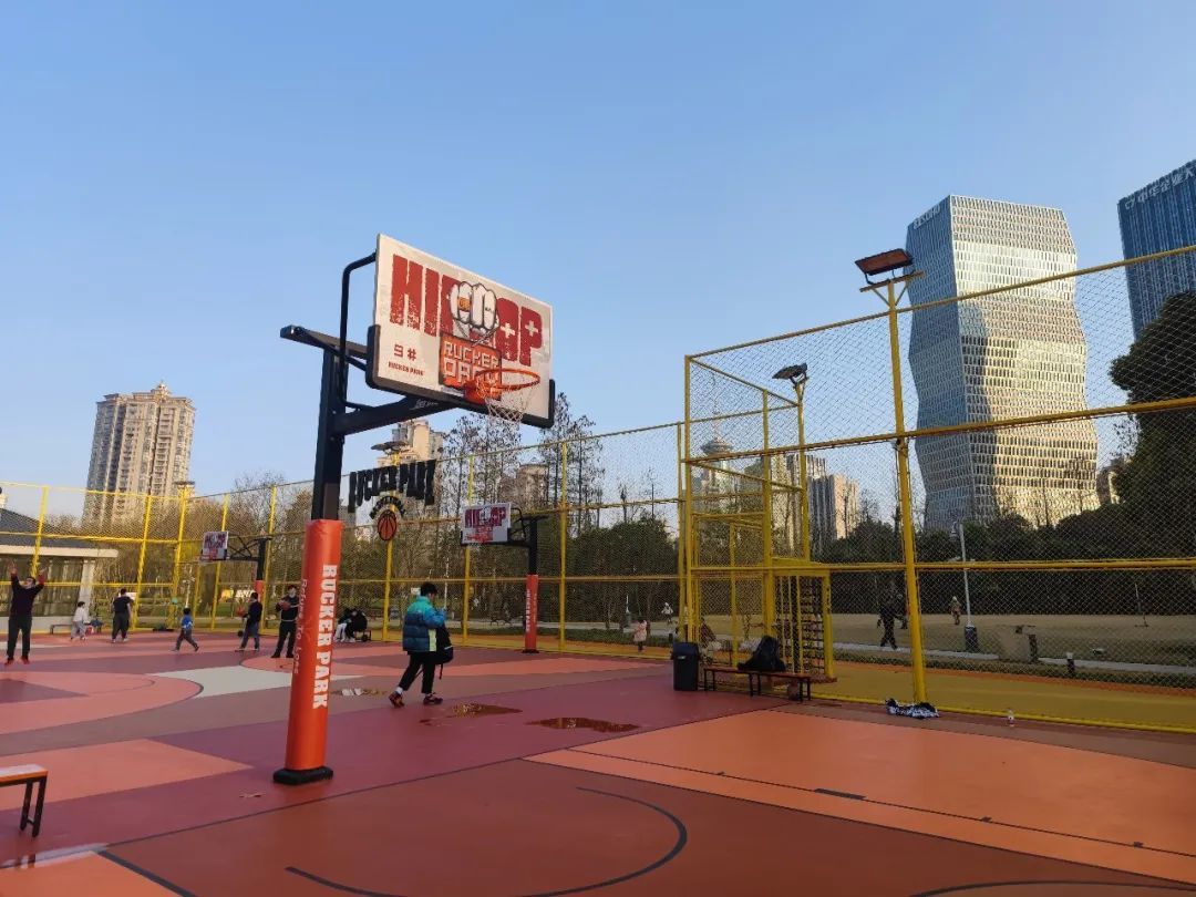 包括一片五人制足球场,一片笼式足球场,一片篮球场