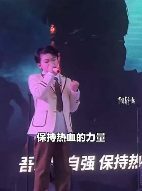 【吾辈当自强！#少儿说唱班演唱197653打动全场#】“190万发炮弹，5000多枚炸弹，不足4平方公里的土地上肆无忌惮……要记住，是这些故事换来翩翩起舞！”近日，广西南宁某培训学校展演活动现场，少儿说唱班演唱的歌曲《197653》打动全场。网友：“说”出层次“唱”出态度，中国热血少年该有的样子#相信青年的力量# 河南共青团的微博视频