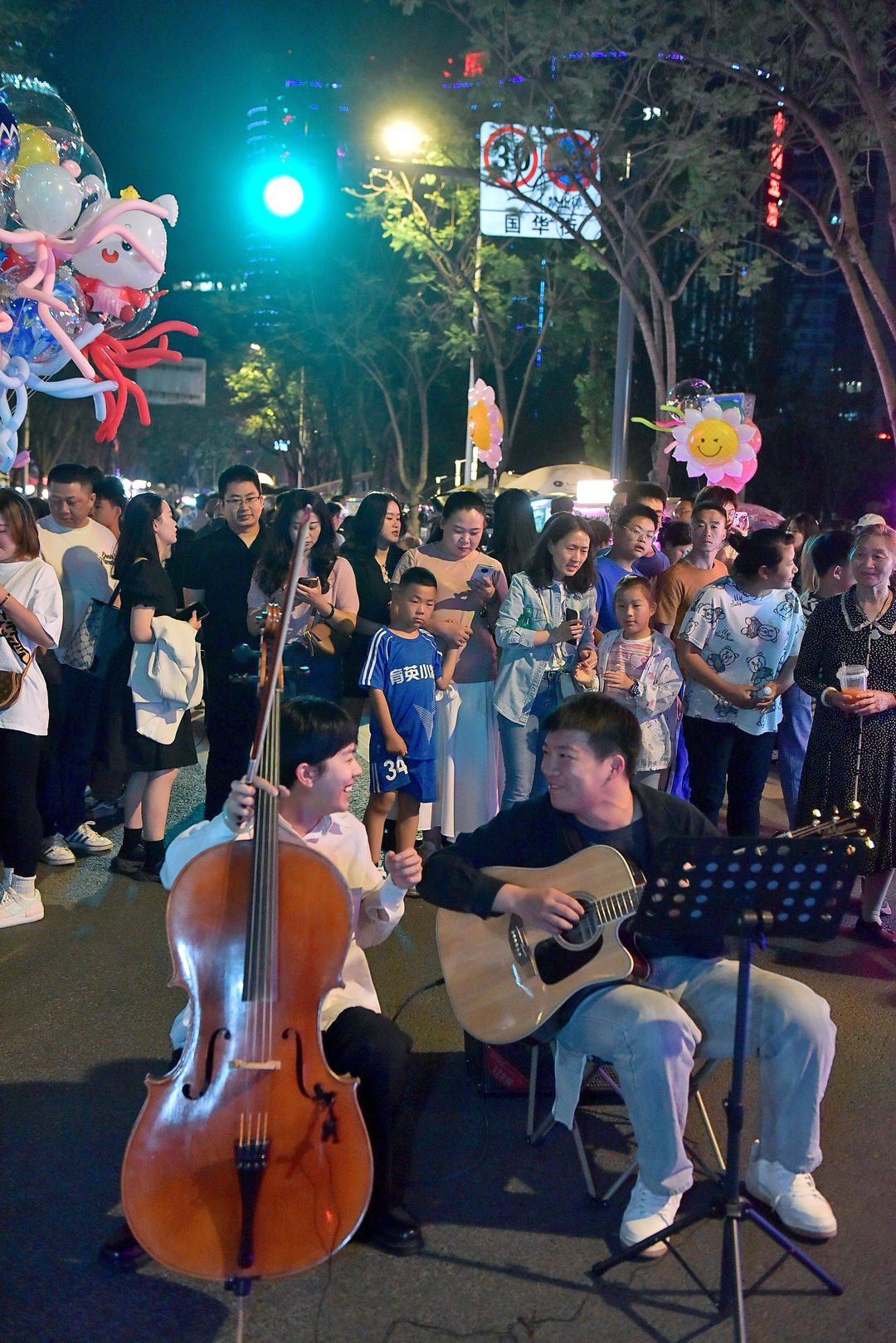 成都五一假期10万人共享街头音乐会迎大运