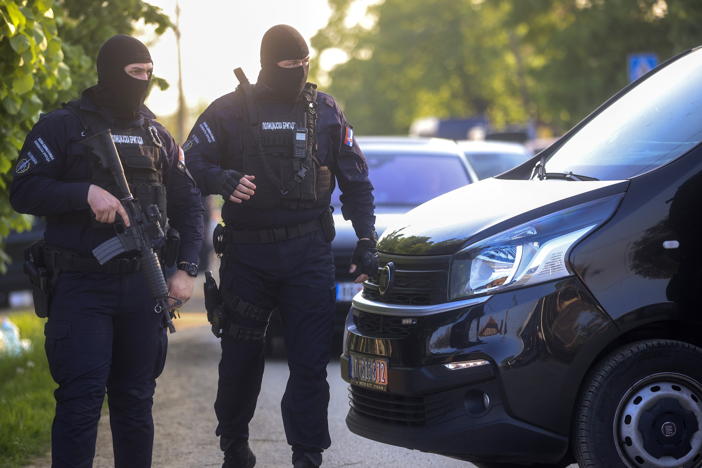 5月5日,警察在塞尔维亚发生枪击事件的杜博纳村警戒