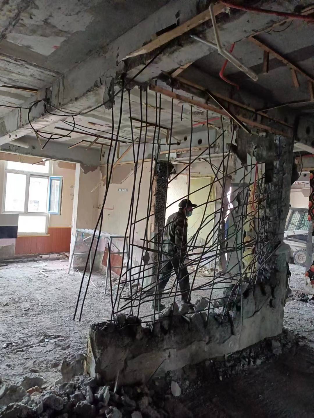 哈尔滨私拆承重墙楼栋仍有住户居住25楼室内出现多处裂缝