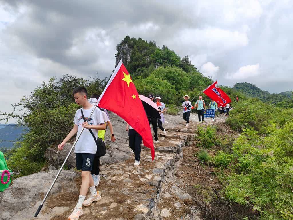 重走长征路四川古蔺7岁小姑娘挑战徒步26公里长征步道成功