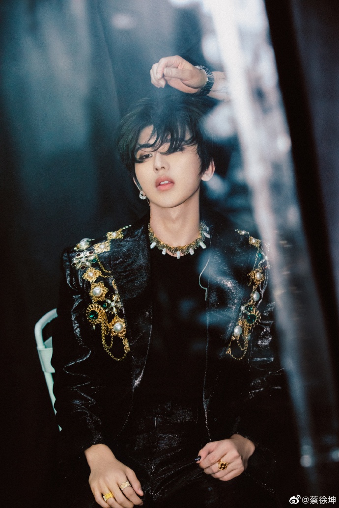 被曝一夜情致女方怀孕堕胎蔡徐坤本人和工作室回应与未成年人交往强制