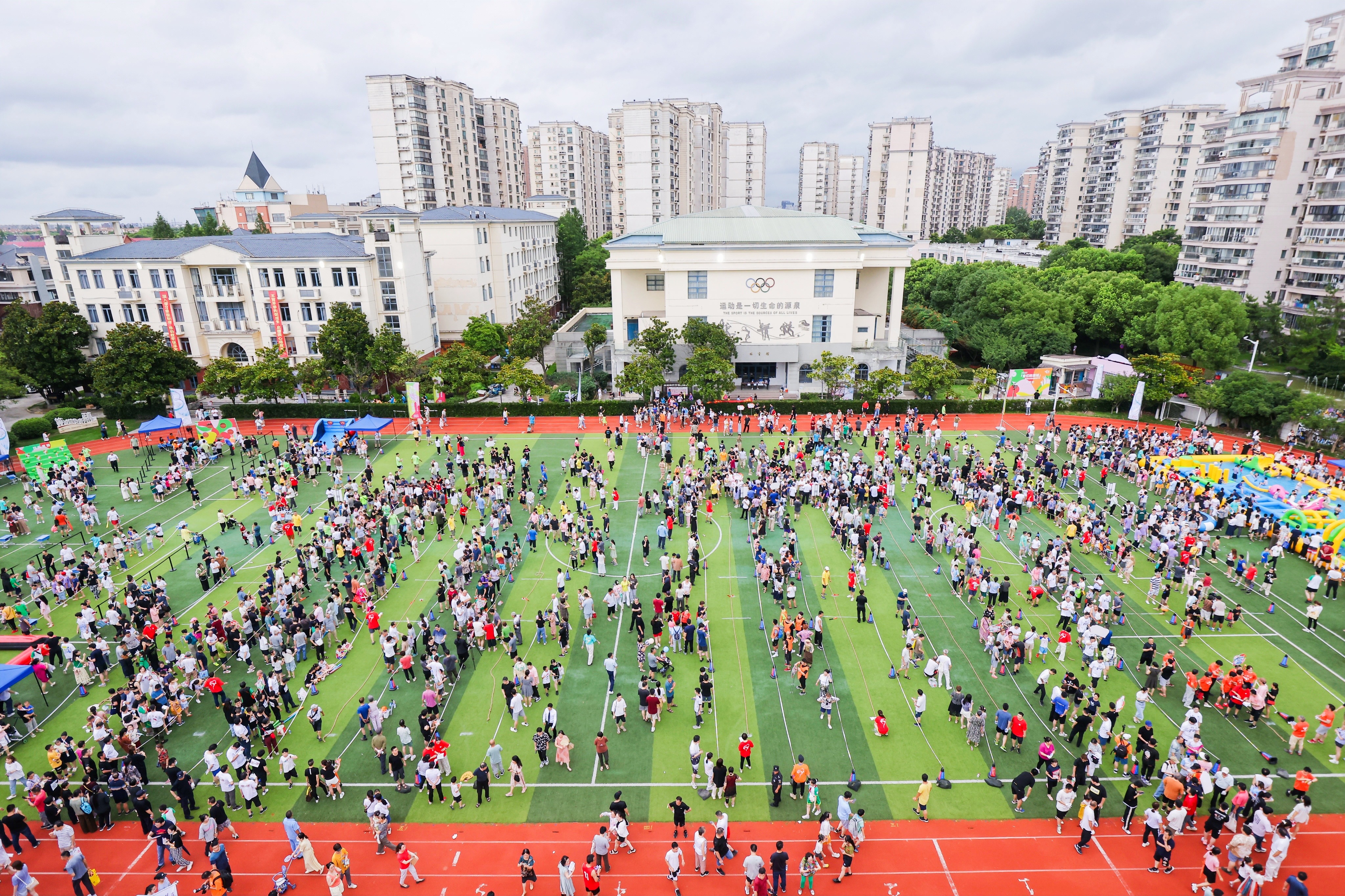 居民自主策划执行上海这个超大社区组织百余支队伍近万人拔河比赛