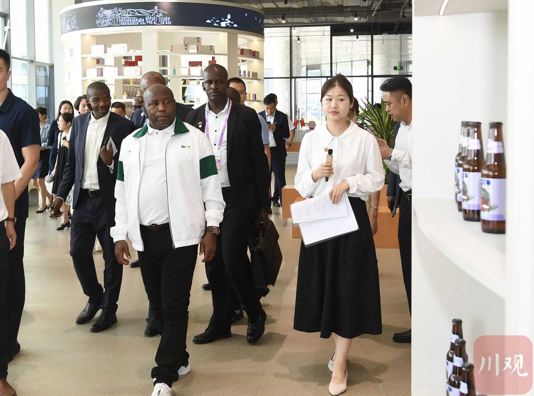 布隆迪共和国总统恩达伊施米耶抵达成都，将出席大运会开幕式并对中国进行访问_夏季运动会_大学生_世界