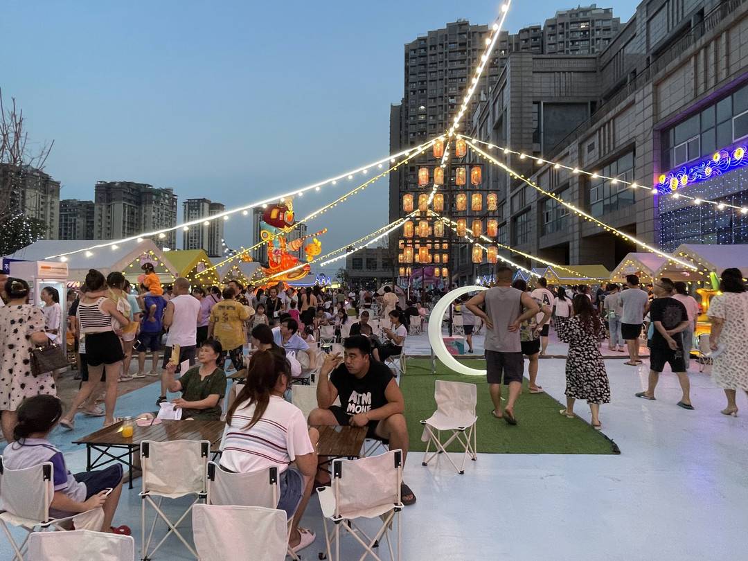 四川自贡沿滩沿街里嘻哈夜市开街啤酒音乐节等活动将持续到10月7日
