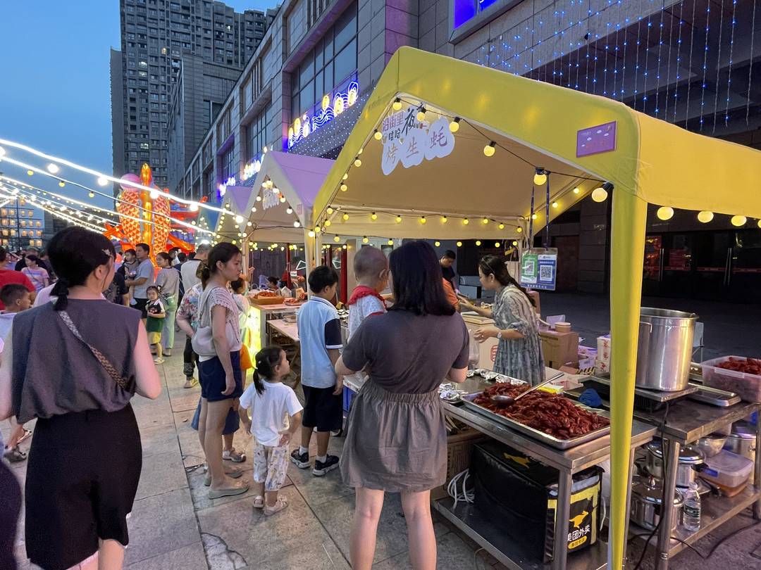 四川自贡沿滩沿街里嘻哈夜市开街啤酒音乐节等活动将持续到10月7日