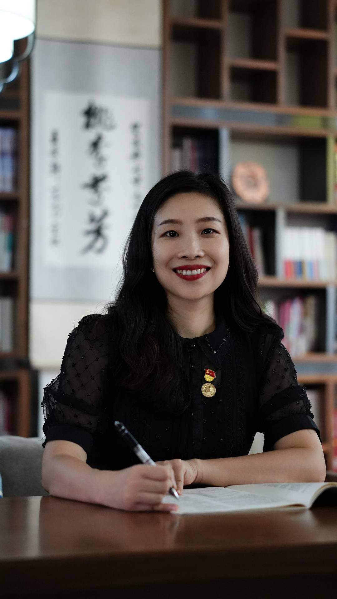 她是一名高中数学老师,她的课堂生动有趣,让学生远离"死记硬背",在