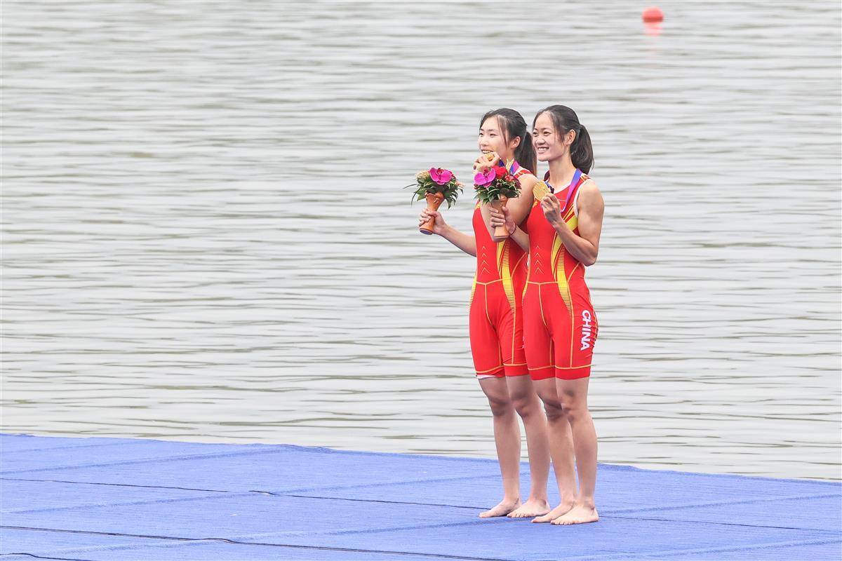 武汉体院学子邹佳琪/邱秀萍拿下杭州亚运会首金！