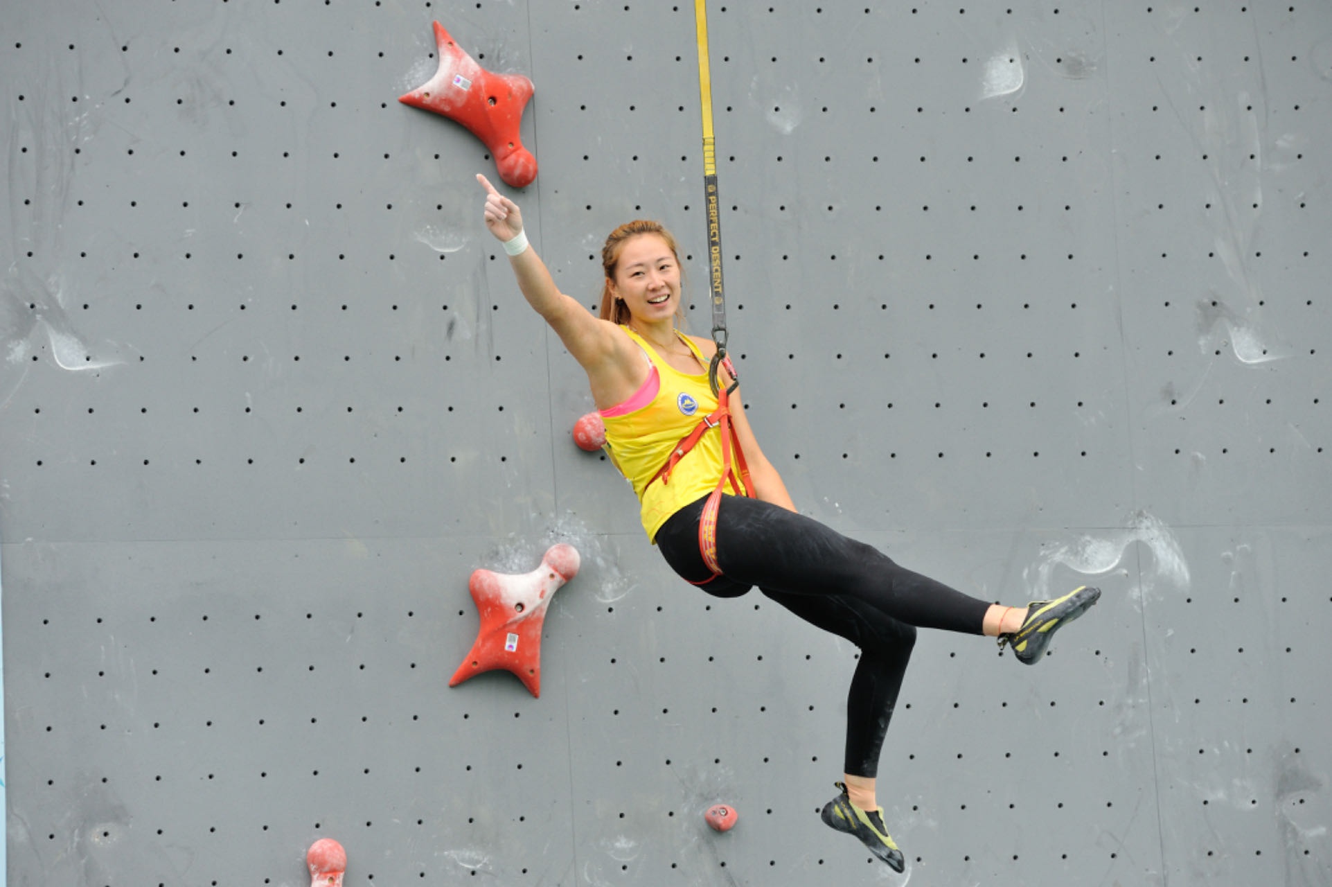 武汉姑娘牛笛获攀岩速度接力金牌父亲训练兼顾读博她感叹没好好享受