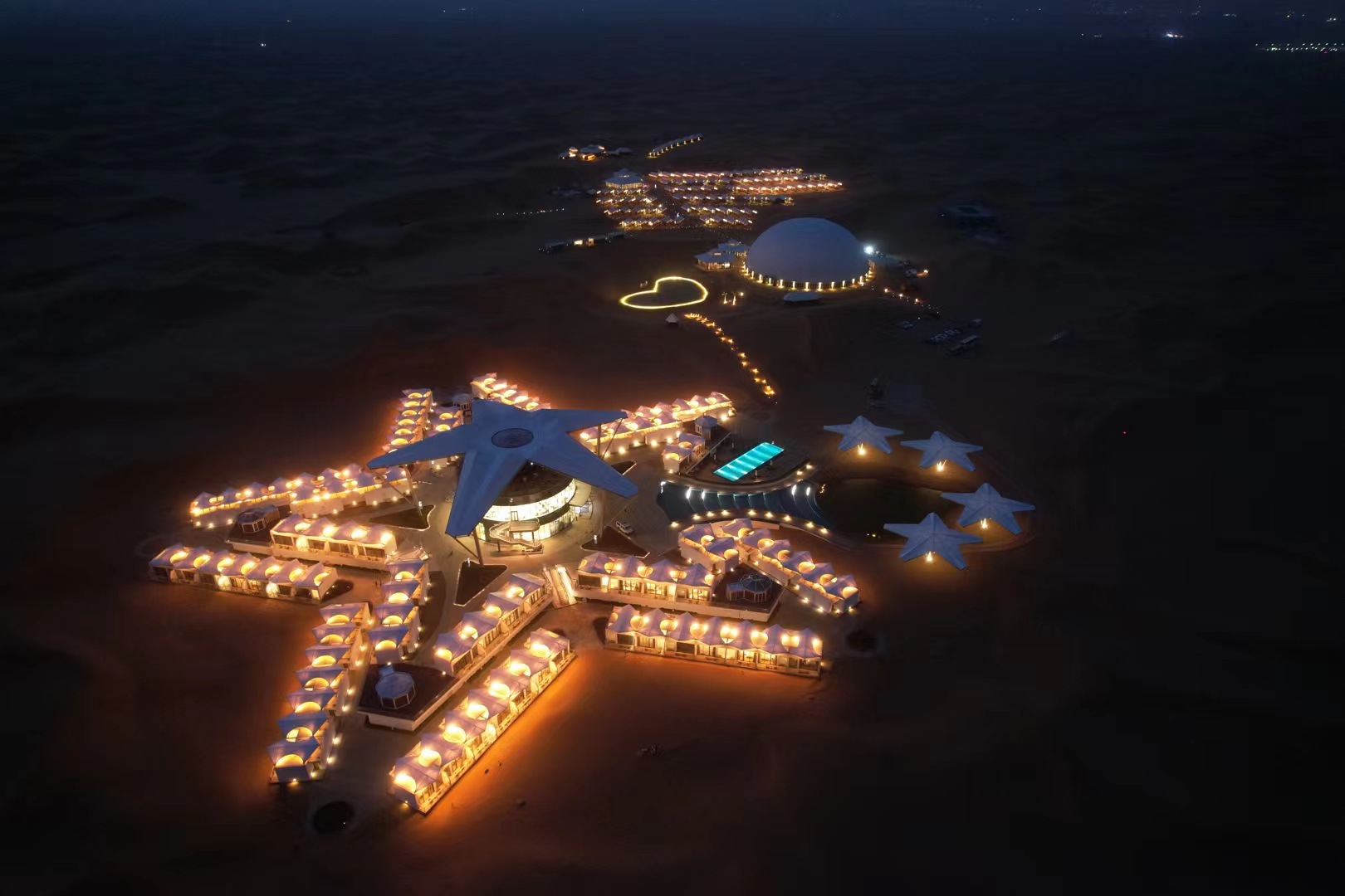 沙坡头沙漠星星酒店夜景"双节"假期伊始,沙坡头星星酒店,黄河小院