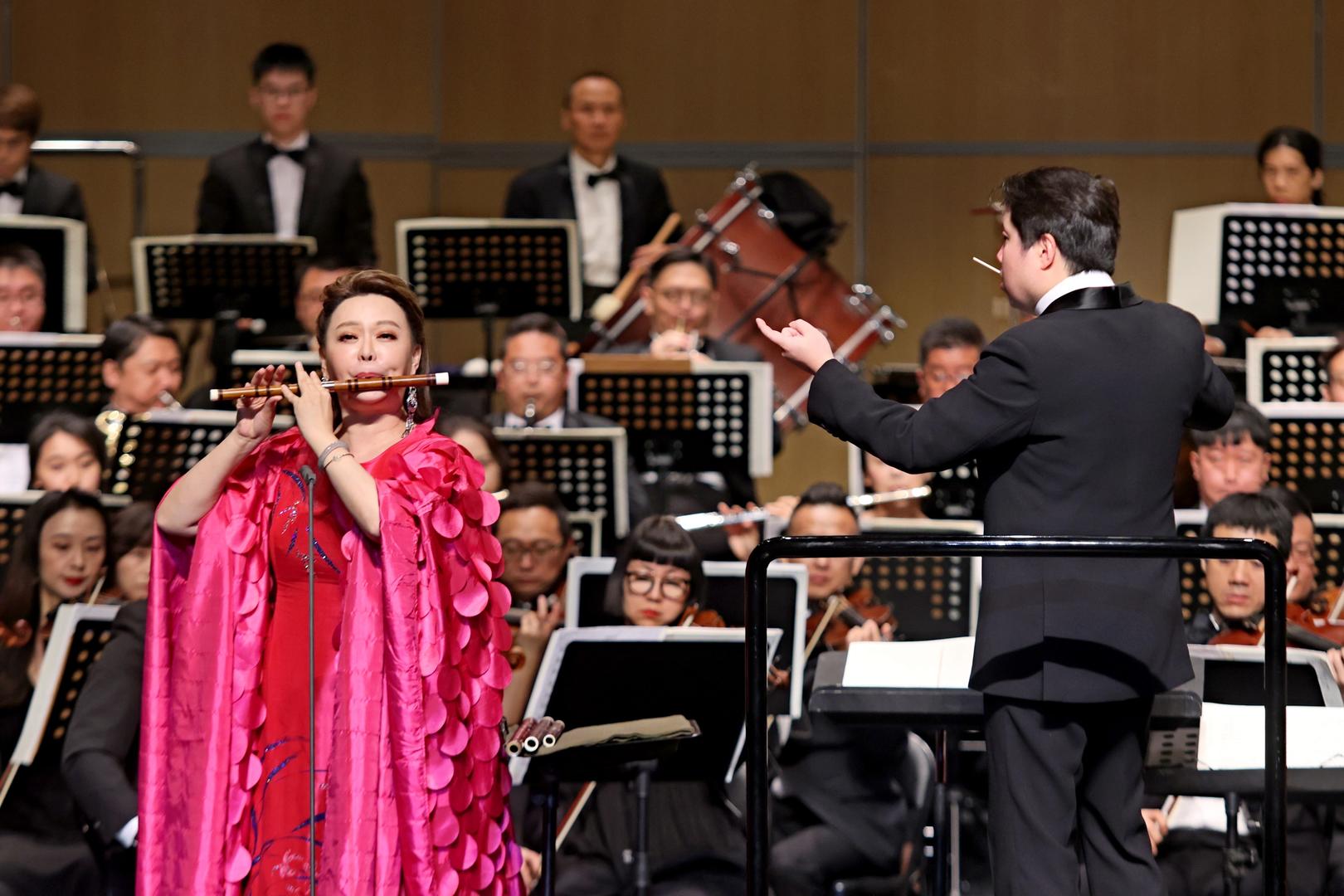 谢昊明带来的小提琴《卡门幻想曲》,吕冰夏演绎的《第一大提琴协奏曲