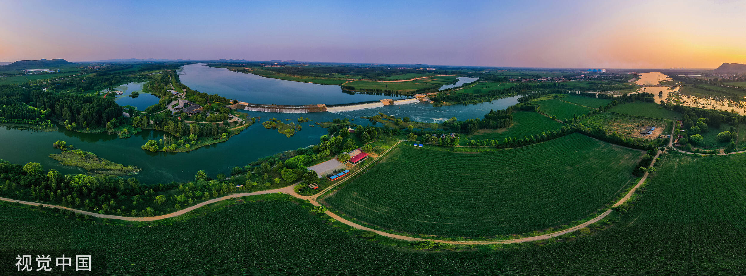 横卧东平县汶水河道之上的戴村坝,将汶水一分为二,三分南注经东平湖