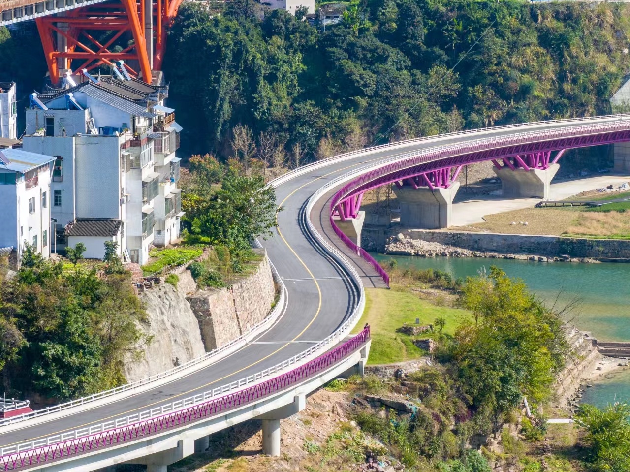 通讯员供图整个项目的关键性工程——莲沱畔大桥,由两座不同结构的