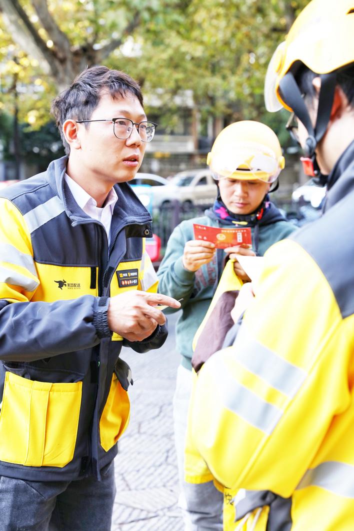 跳桥救人小哥彭清林回归外卖员岗位拒绝直播带货想去西藏捡垃圾