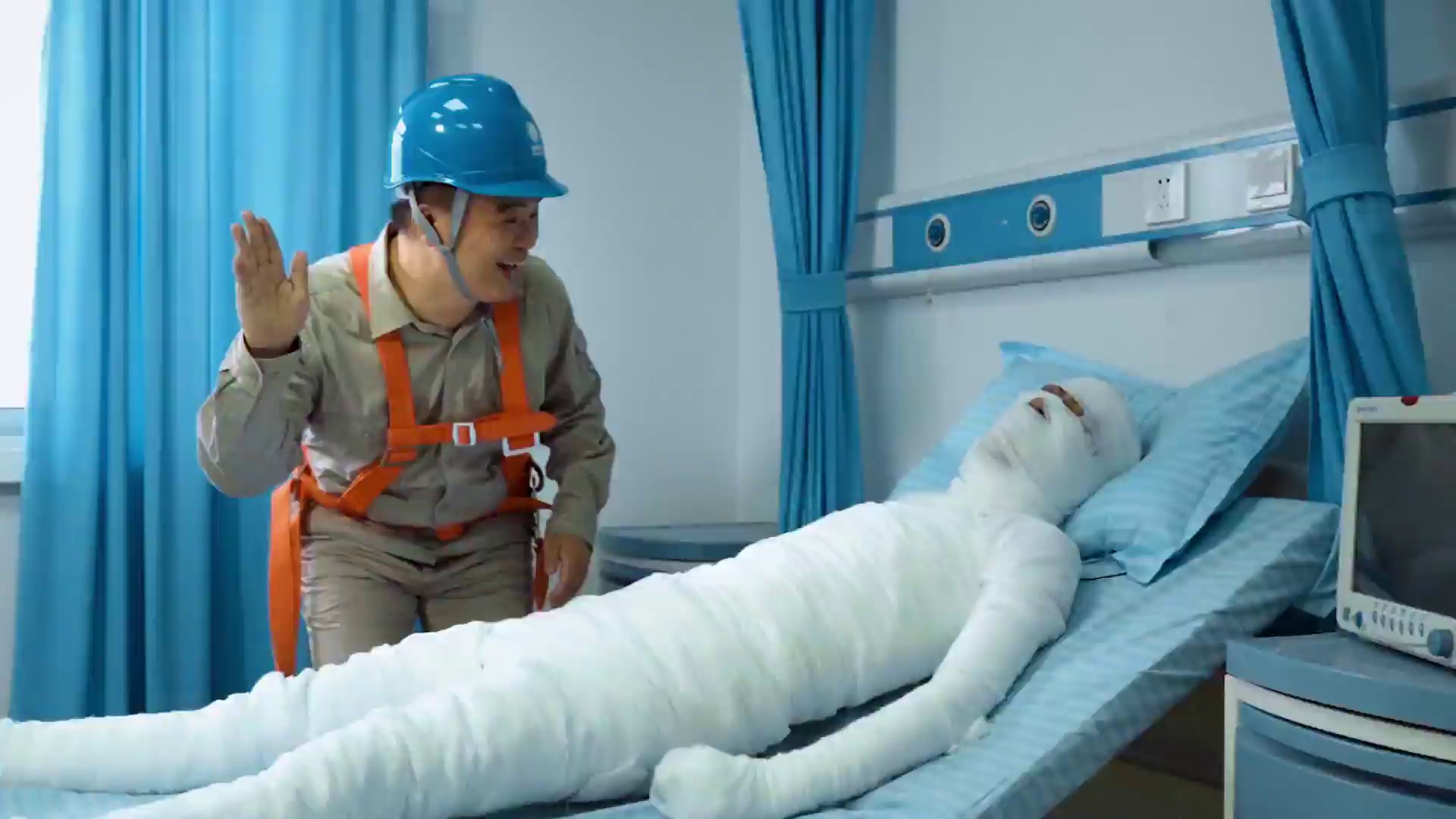 安全教育还能这么玩国家电网拍了拍你不系安全带病房缠绷带