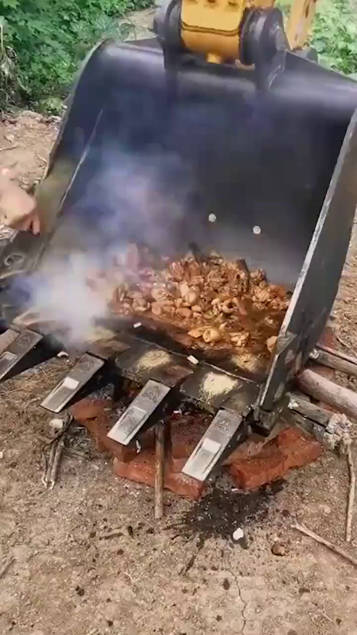 咁犀利超硬核男子野外作业用挖掘机颠勺炒菜