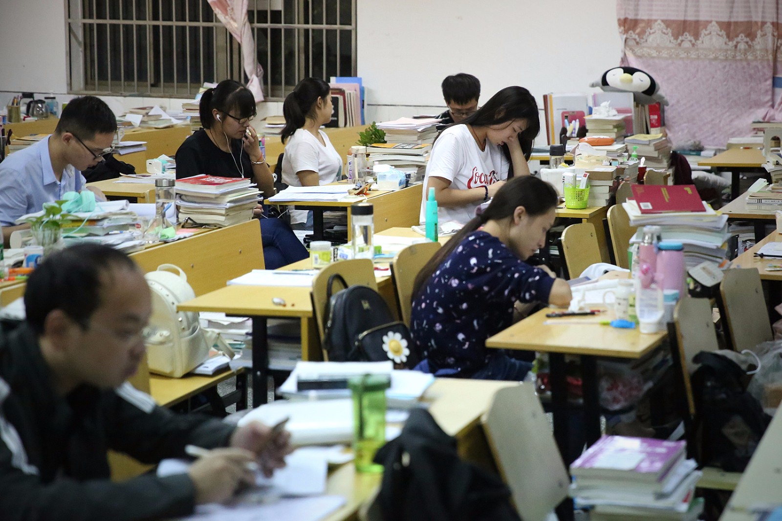 临近23:00点,自习室里还是有很多考研学生不肯休息.