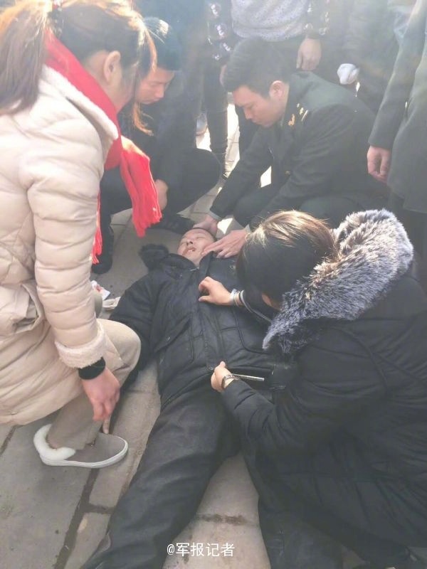 男子晕倒路边 幸好遇到一车军医