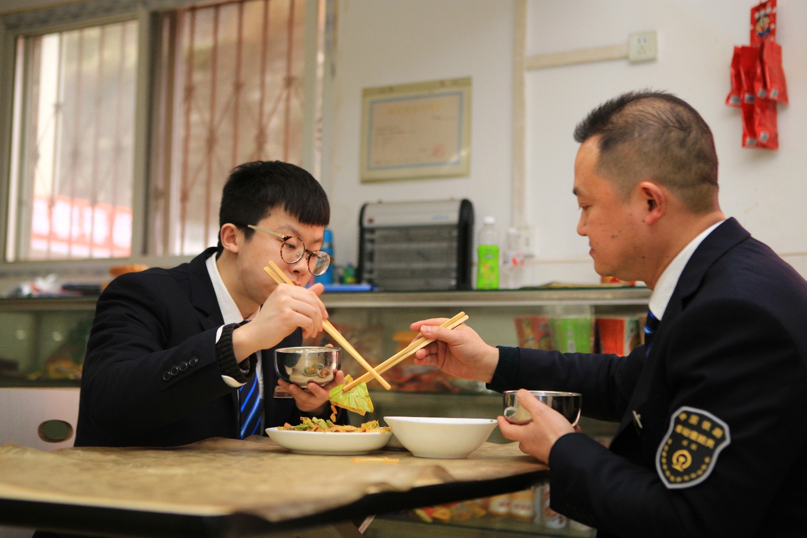 图为任尧任旭生父子着装整洁,在食堂吃着工作餐,为马上要接的夜班做好