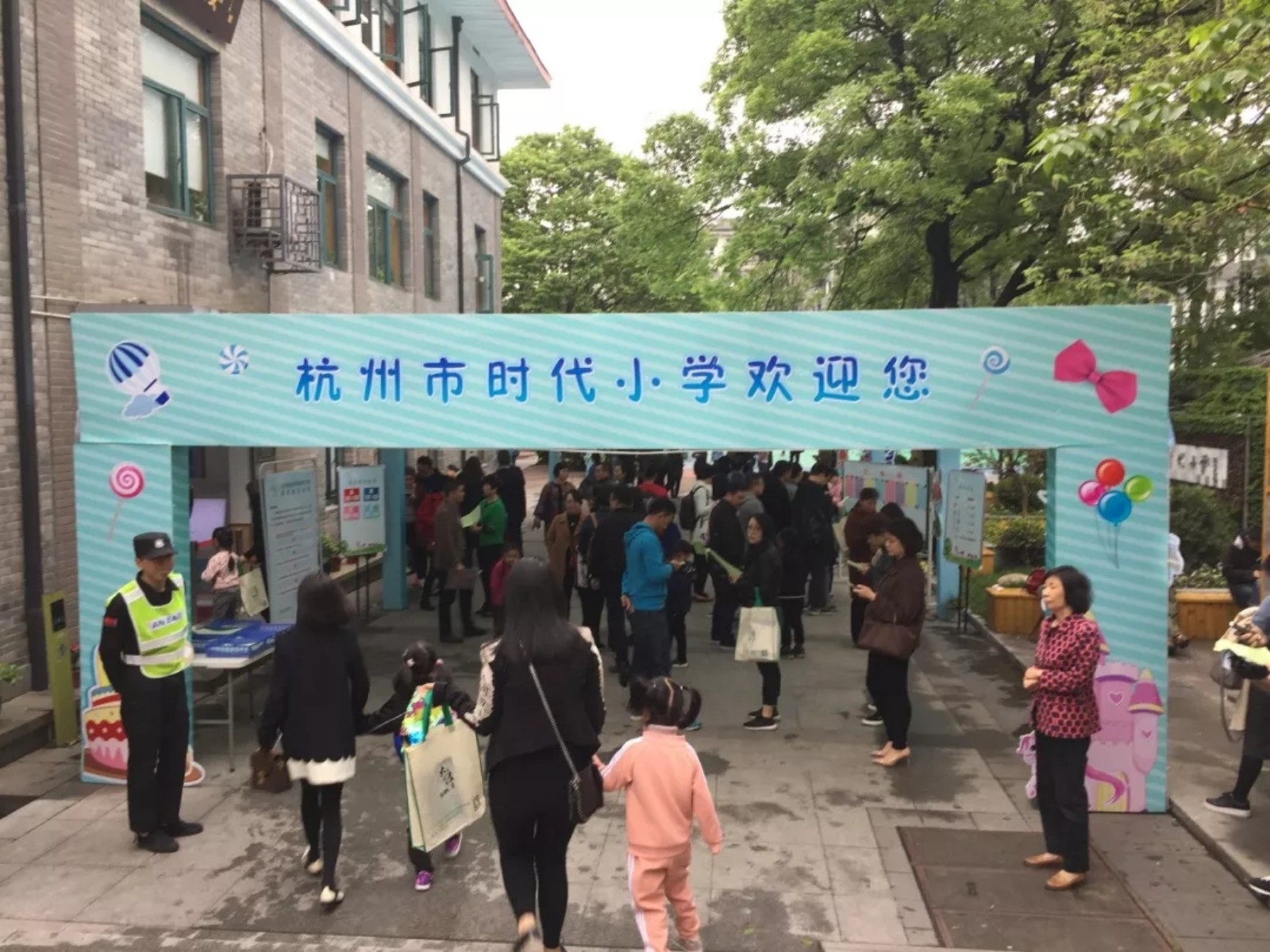 上午8点,报名时代小学的家长和孩子,开始井然有序地入场.