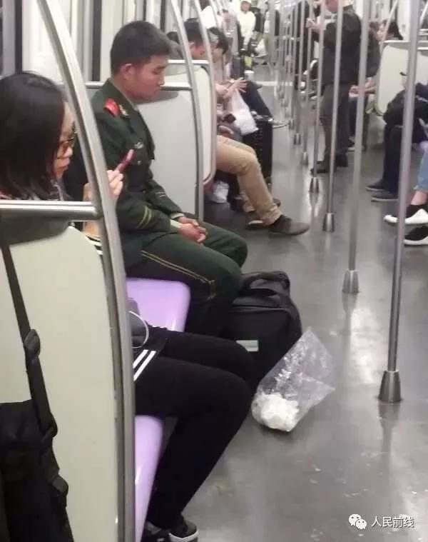 令人没想到的是,这位兵哥哥在他们还没下车前,便找了一个袋子,等到