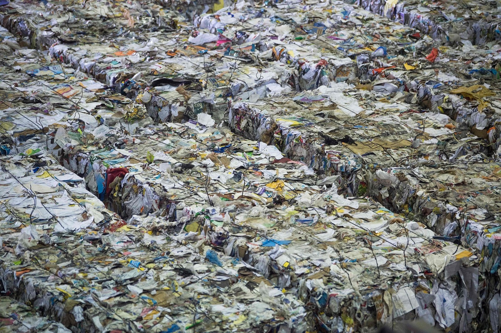 中国拒收洋垃圾 美回收厂垃圾堆积如山