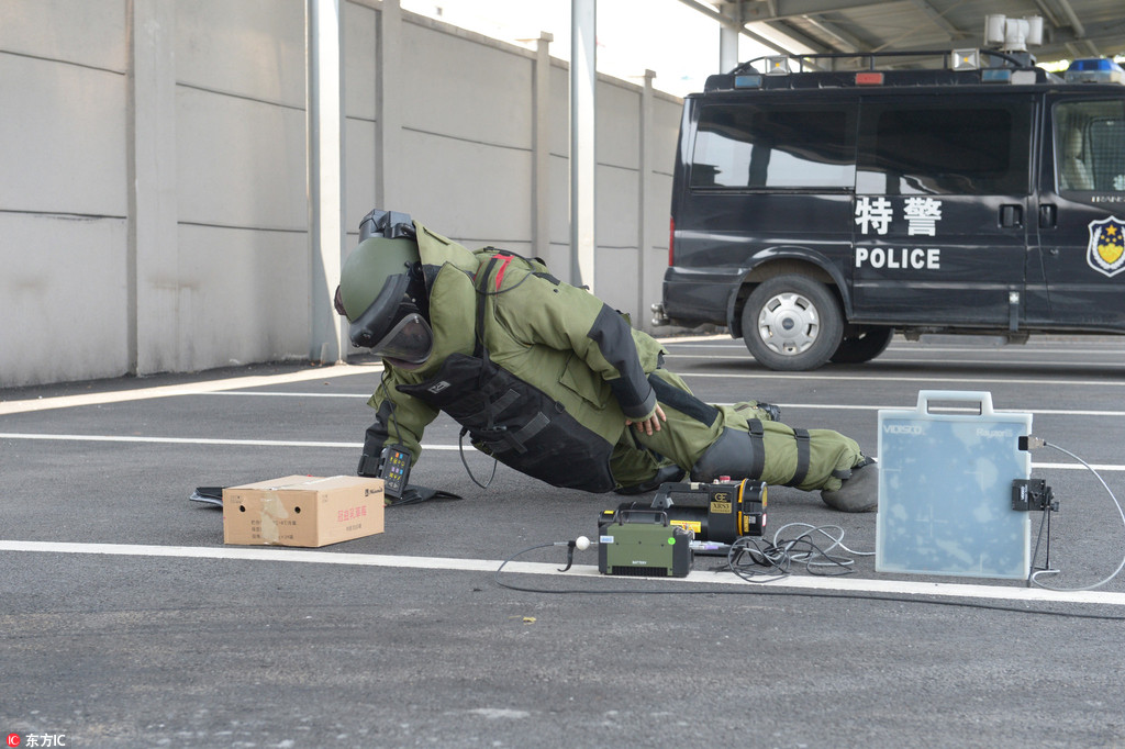 16年58次排爆 "拆弹专家":我只能赢不能输