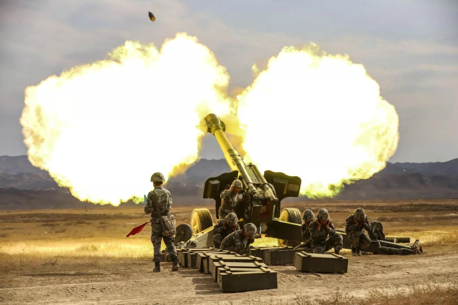燃大漠戈壁炮兵群实弹射击大片震撼来袭