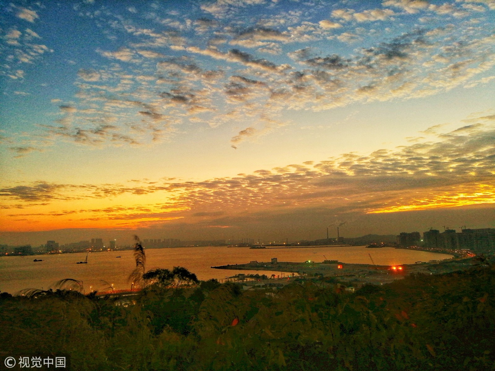 日出东方各地迎来2019年第一缕阳光