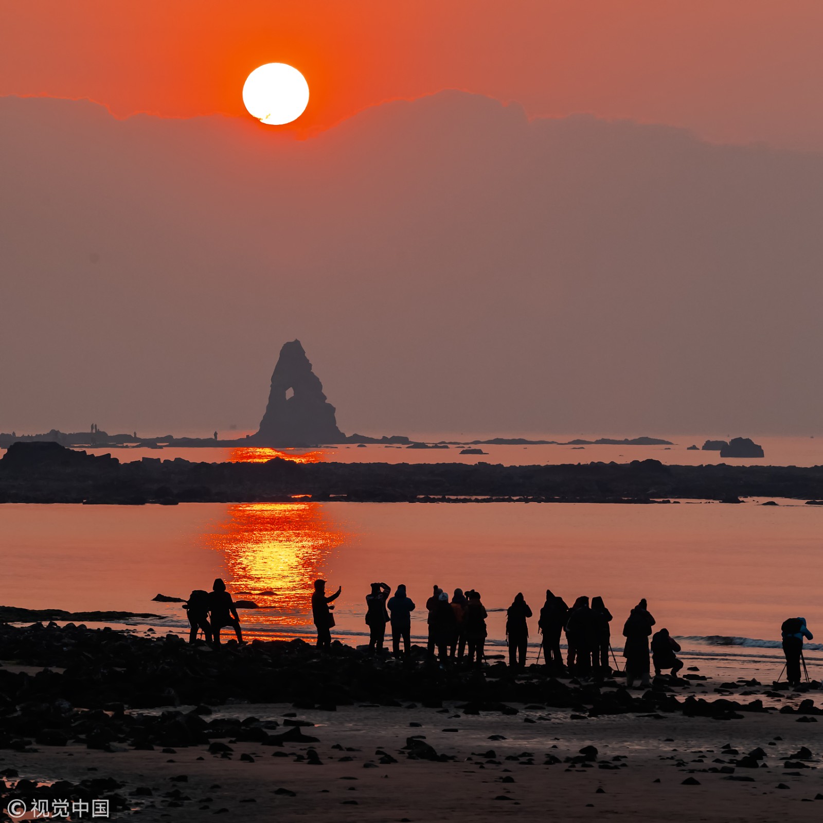 日出东方各地迎来2019年第一缕阳光