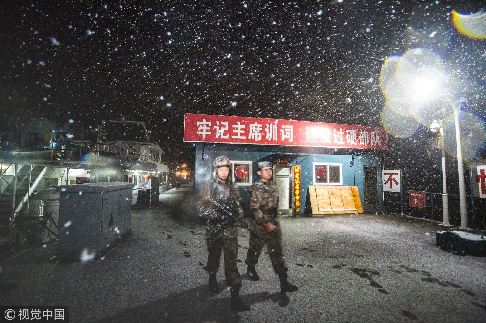 新兵巡逻遇春雪 风中“白”了头