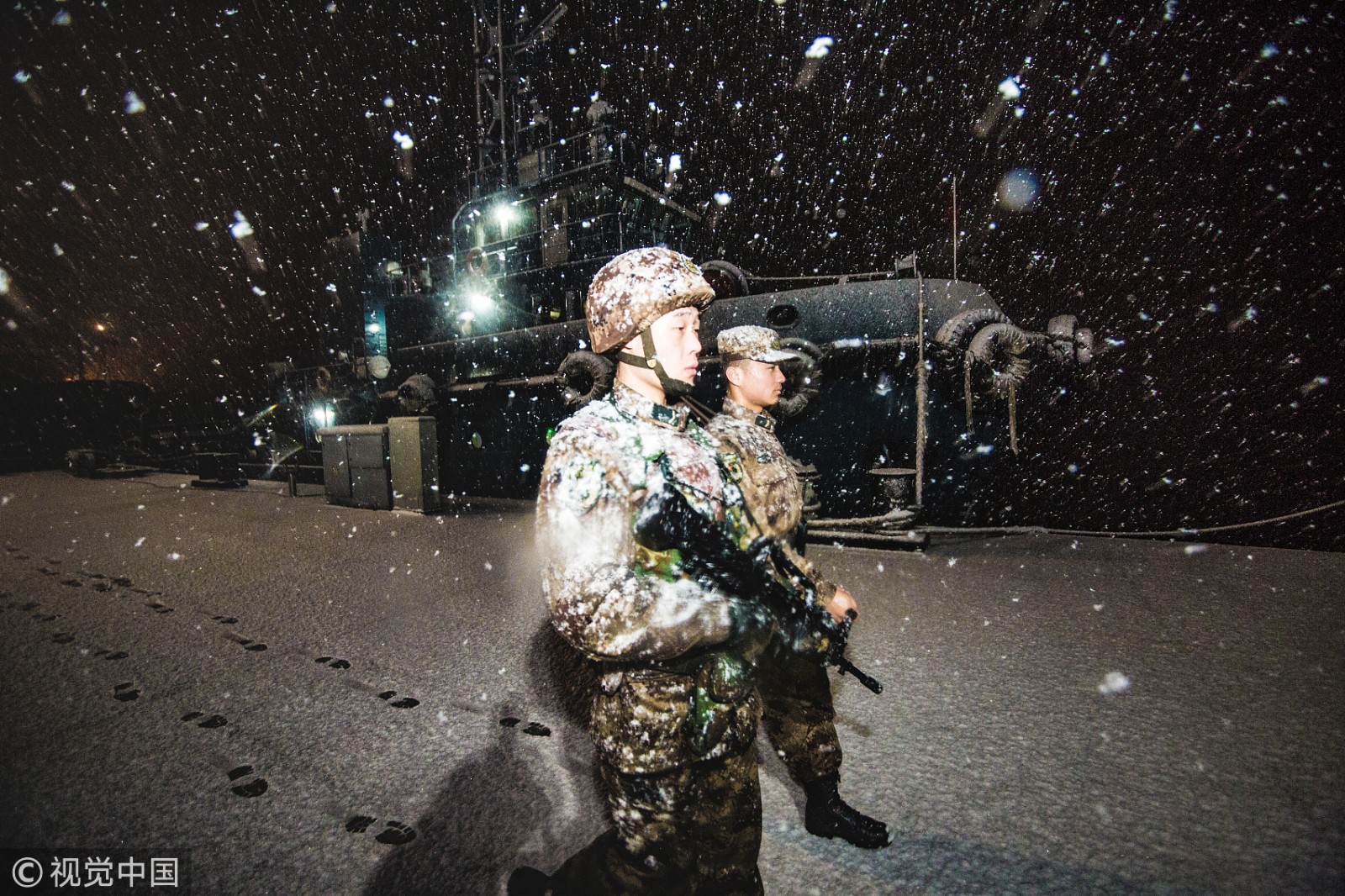 新兵巡逻遇春雪 风中“白”了头