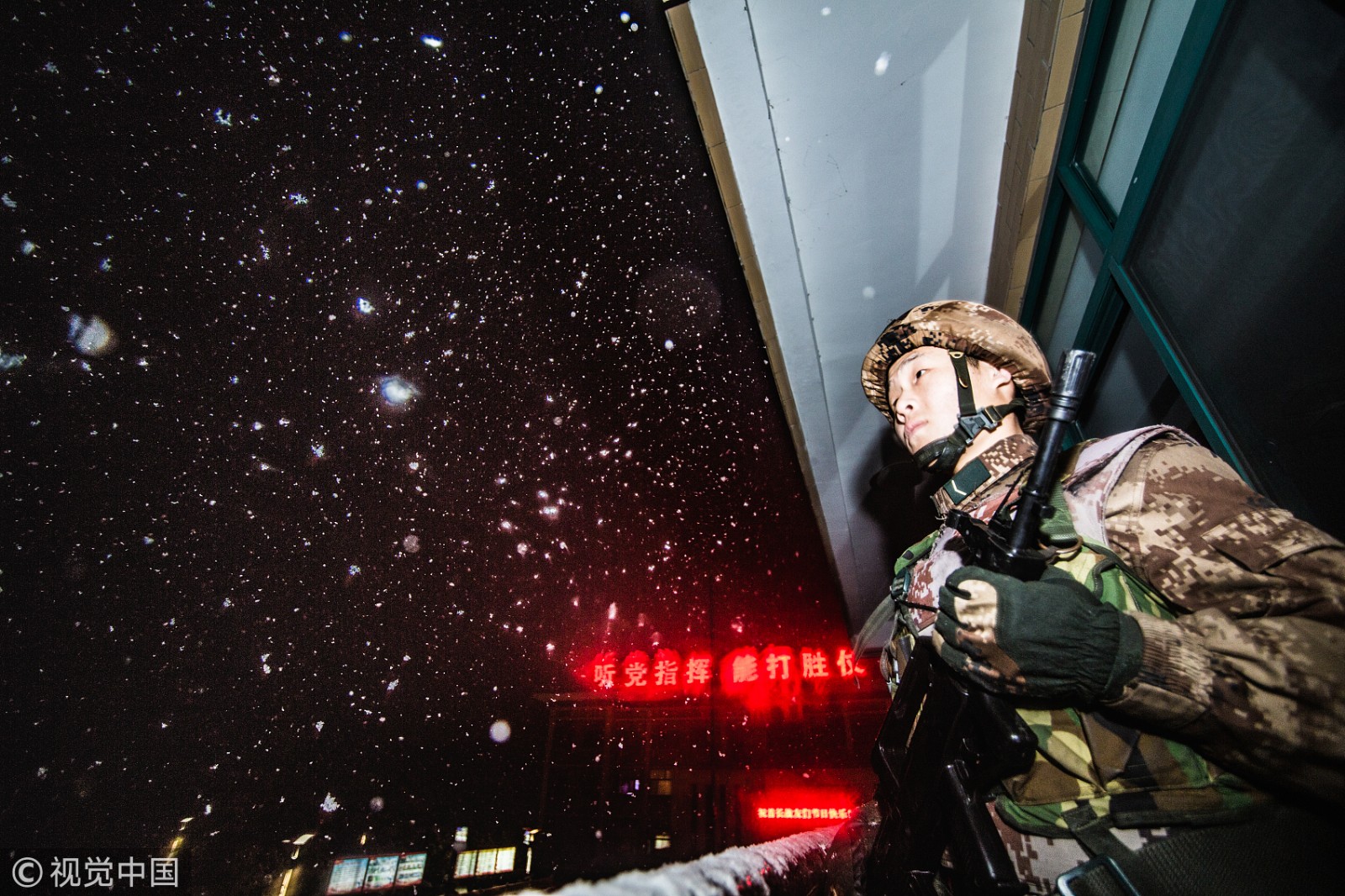 新兵巡逻遇春雪 风中“白”了头